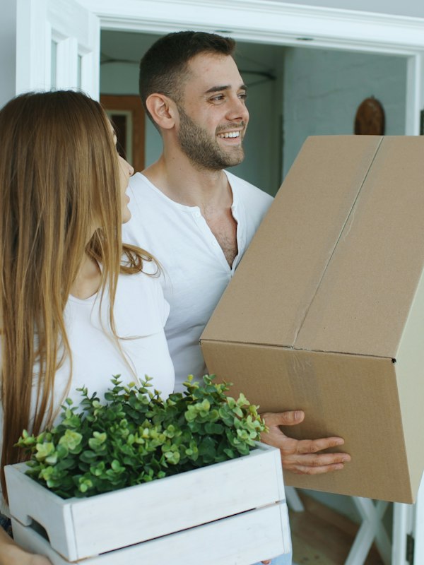 Couple qui emménage dans son nouveau logement